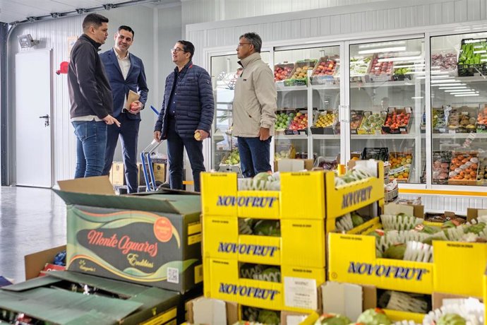 El presidente del Cabildo de Tenerife, Pedro Martín, y el consejero insular de Agricultura, Ganadería y Pesca, Javier Parrilla, visitan las instalaciones de Mercatenerife