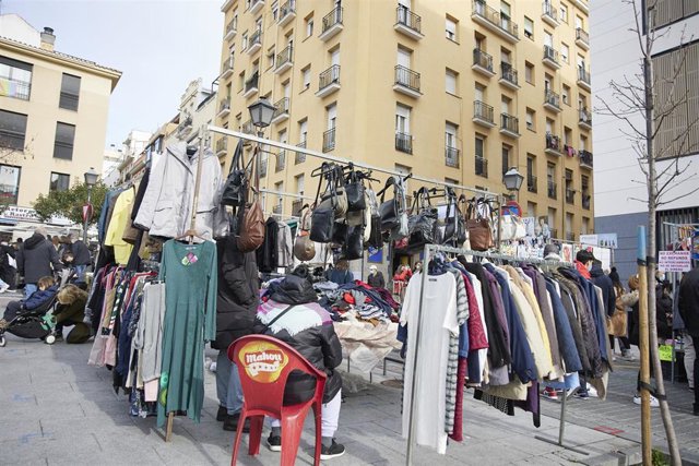 El portavoz municipal de la campaña de Más Madrid en la capital, Eduardo Rubiño, junto con la candidata a la Presidencia de la Comunidad, Mónica García, visitan El Rastro