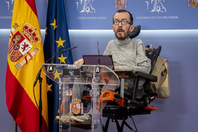 El portavoz de Unidas Podemos en el Congreso, Pablo Echenique, comparece antes de una sesión plenaria en el Congreso de los Diputados, a 24 de enero de 2023, en Madrid (España). 