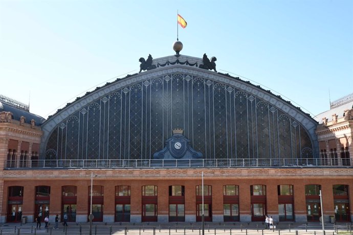 Archivo - Fachada de la estación Puerta de Atocha