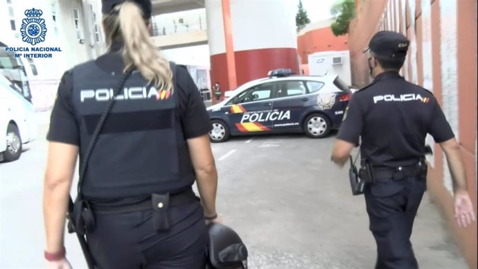 Agentes de la Policía Nacional en las inmediaciones del estadio de Son Moix