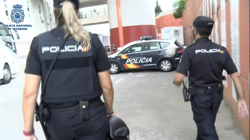 Agentes de la Policía Nacional en las inmediaciones del estadio de Son Moix