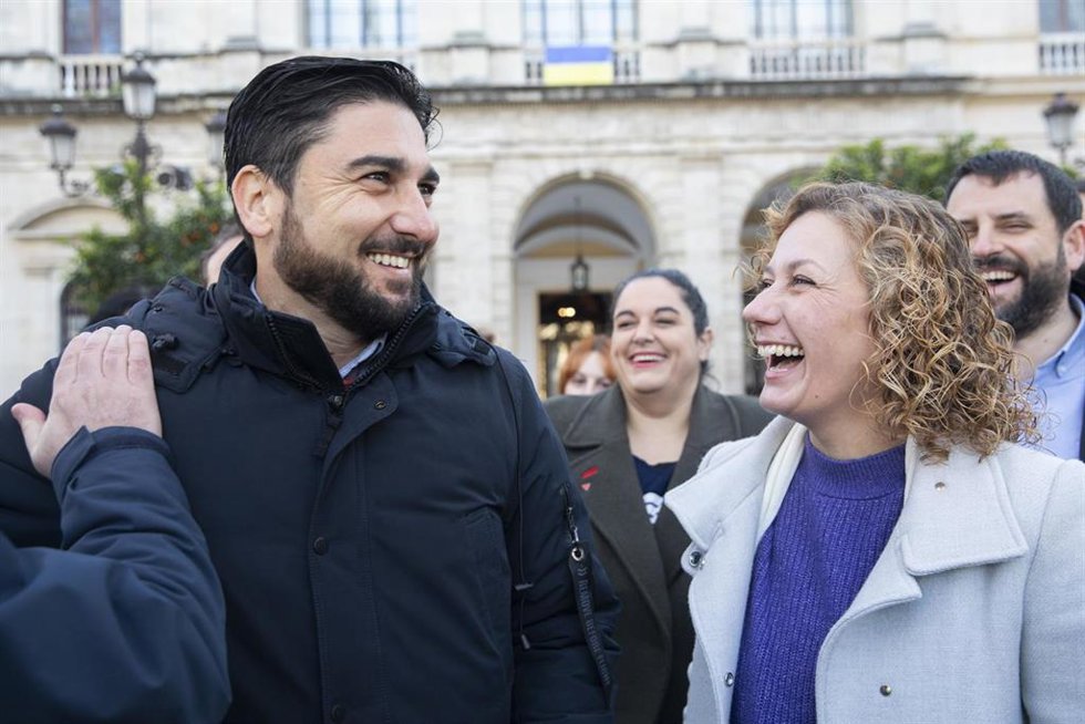 Los candidatos de Podemos e Izquierda Unida, Susana Hornillo (d) e Ismael Sánchez (i) respectivamente durante la atención a medios ante el Ayuntamiento de la capital. A 27 de enero de 2023, en Sevilla (Andalucía).