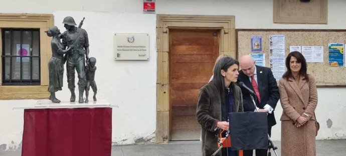 La consejera de Igualdad, Justicia y Políticas Sociales del Gobierno Vasco, Nerea Melgosa, durante la inauguración del conjunto escultórico 'Agurra' en Berango (Bizkaia), con motivo del décimo aniversario del Museo Memorial del Cinturón de Hierro