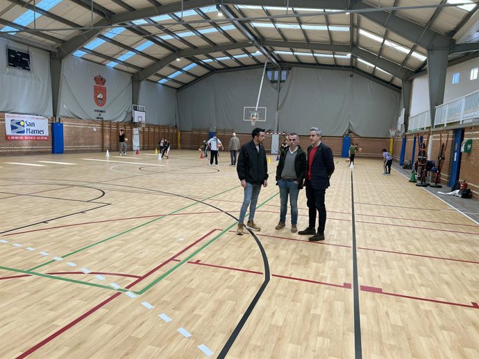 El vicepresidente de Cantabria, Pablo Zuloaga, y el alcalde, Víctor Gutiérrez, en el pabellón de Ampuero