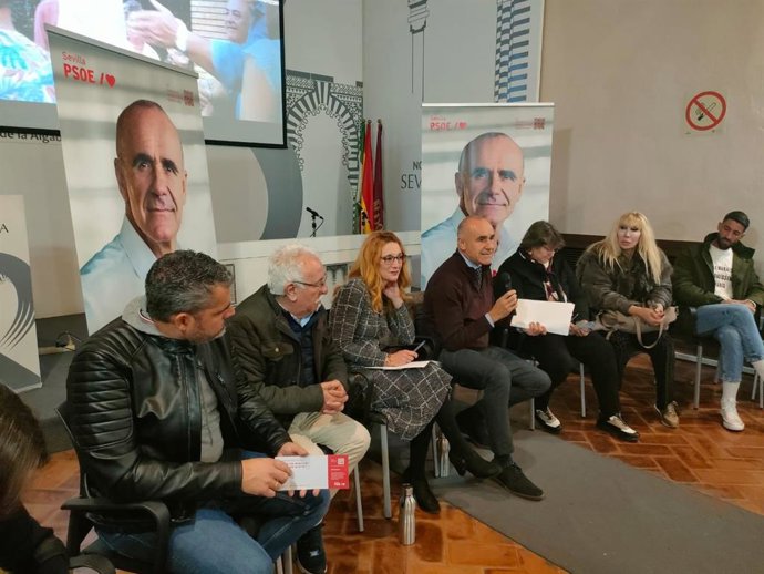 Muñoz reunido con representantes de asociaciones LGTBI