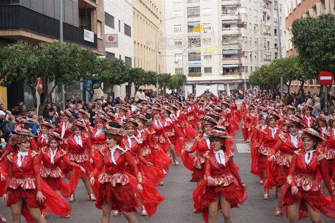 Una de las agrupaciones participantes en el Gran Desfile del Carnaval de Badajoz.