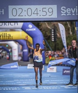 El etíope Gadisha Birhanu Shumie se impone en la 38 edición del Zurich Maratón de Sevilla 2023