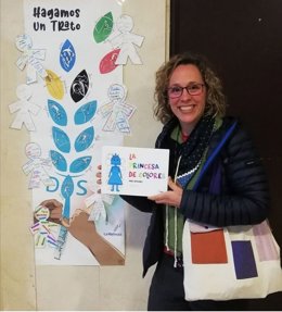 La maestra alcarreña Inés Sánchez publica el libro solidario La Princesa de Colores
