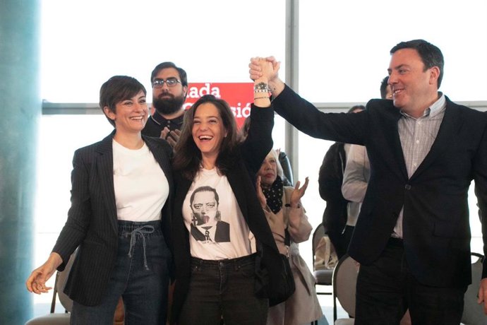 La ministra de Política Territorial, Isabel Rodríguez; la alcaldesa de A Coruña, Inés Rey; y el secretario xeral del PSdeG, Valentín González Formoso, en la jornada municipalista celebrada en A Coruña