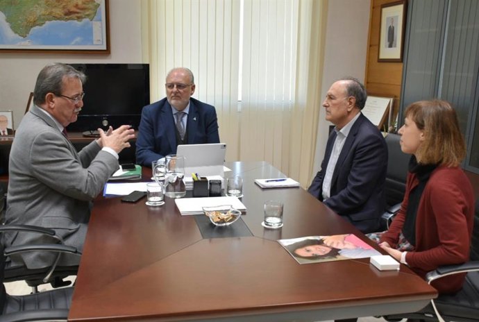 Miguel Ángel Guzmán con los representantes de la Fundación Infantil Ronald McDonald