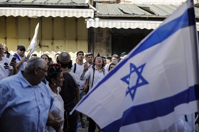 Archivo - Israelíes marchan con banderas de Israel en Jerusalén. 