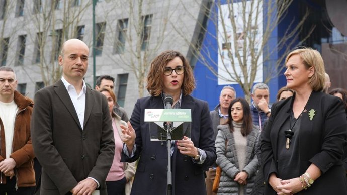 La candidata a diputada general de Bizkaia, Elixabete Etxanobe, junto al candidato jeltzale a la alcaldía de Gernika-Lumo, Xabier Irazabal, y la presidenta del BBB del PNV, Itxaso Atutxa