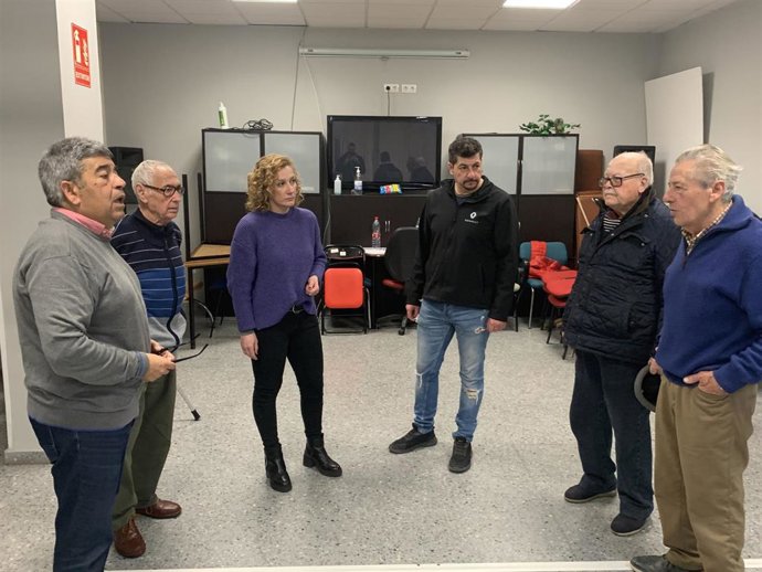 Susana Hornillo con miembros de la AAVV La Barzola