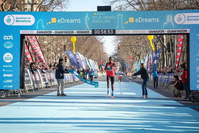 El atleta keniano Charles Kipkirui Langat vence en la eDreams Mitja Marató Barcelona 2023
