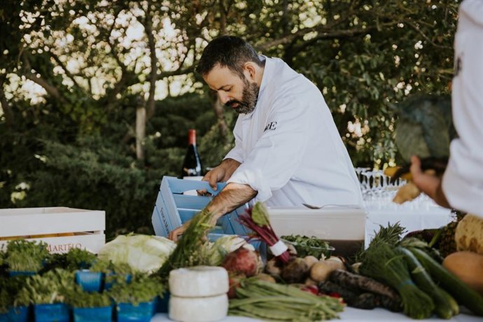 El cocinero Juan Carlos Ferrando lleva la cocina riojana a Maldivas con Jeunes Restaurateurs de Europa