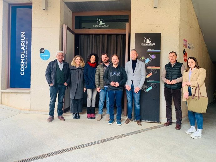 El presidente provincial del Partido Popular de Jaén, Erik Domínguez; el candidato del PP a la Alcaldía de Hornos, Mario Navarro, y la la vicesecretaria regional de política municipal del PP de Andalucía y vicepresidenta del Parlamento andaluz, Ana Mest