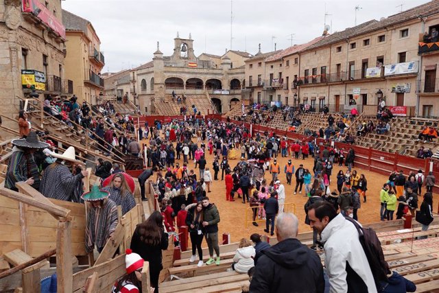 Archivo - Varias personas, algunas disfrazadas,  asisten a las fiestas y un encierro en la Plaza Mayor de Ciudad Rodrigo, a 26 de febrero de 2022, en Salamanca, España. 