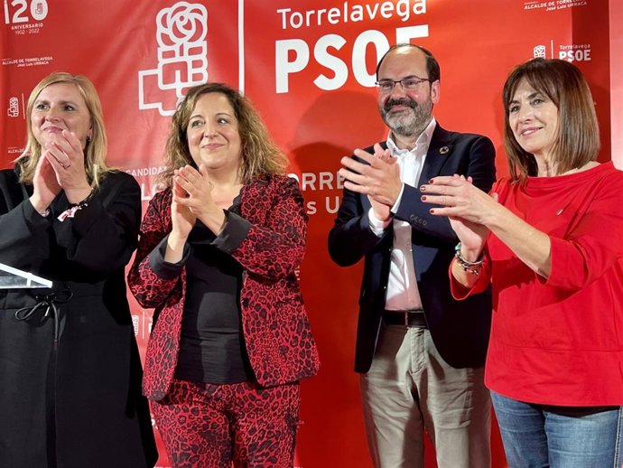 La presidenta del grupo S&D en el Parlamento europeo, Iratxe García (segunda por la izquierda)en un acto del PSOE en Torrelavega