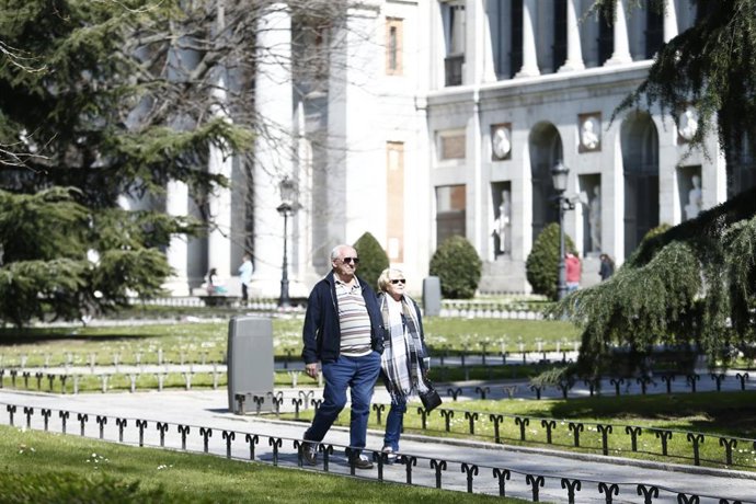 Archivo - Una pareja pasea por los alrededores del Museo del Prado.