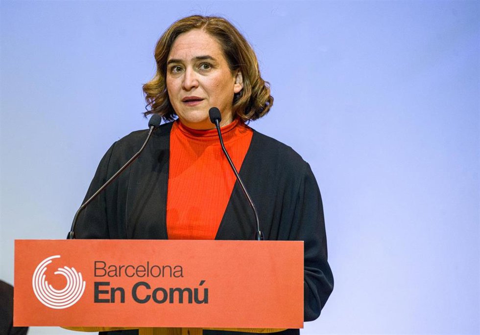 La alcaldesa de Barcelona y candidata a la reelección, Ada Colau, presenta al Plenario de activistas de BComú a los 20 primeros candidatos de su lista, en el proceso de primarias, en el Auditori Once, a 11 de febrero de 2023, en Barcelona (España). 