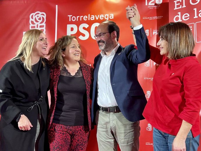 De izda a derecha: La secretaria de Organización del PSOE, Noelia Cobo; la presidenta del grupo S&D en el Parlamento europeo, Iratxe García; el candidato a la Alcaldía de Torrelavega, José Luis Urraca, y la consenjera de Economía, Ana Belén Álvarez