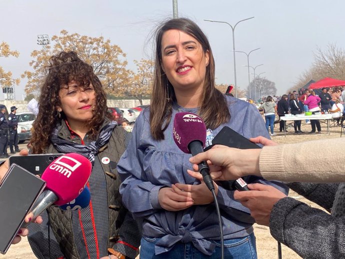 La diputada nacional y portavoz provincial del PSOE, Cristina López Zamora, atiende a los medios en Herencia.