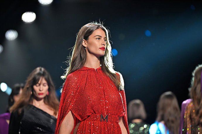 Desiree Corderó sobre la pasarela del desfile de Lola Casademunt en la 77 edición de la Mercedes-Benz Fashion Week de Madrid