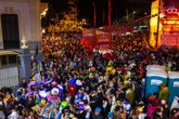 Carnavaleros y carnavaleras en los aledaños de la