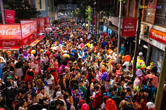 Miles de carnavaleros y carnavalreas se reúnen en la zona del Orche, uno de los puntos neurálgicos del Carnaval de Santa Cruz de Tenerife
