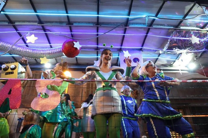 Una carroza con un animado grupo de marcianos desfila por las calles de Palma