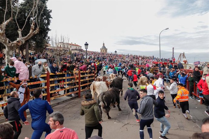 Archivo - Varias personas corren delante de los toros en un encierro en la Plaza Mayor de Ciudad Rodrigo, a 26 de febrero de 2022, en Salamanca, España. 