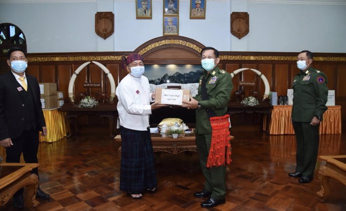 El expresidente de la Convención Bautista de Kachin, el reverendo Hkalam Samson (izquierda), reunido con generales del ejército de Birmania en Myitkyina, en diciembre de 2020