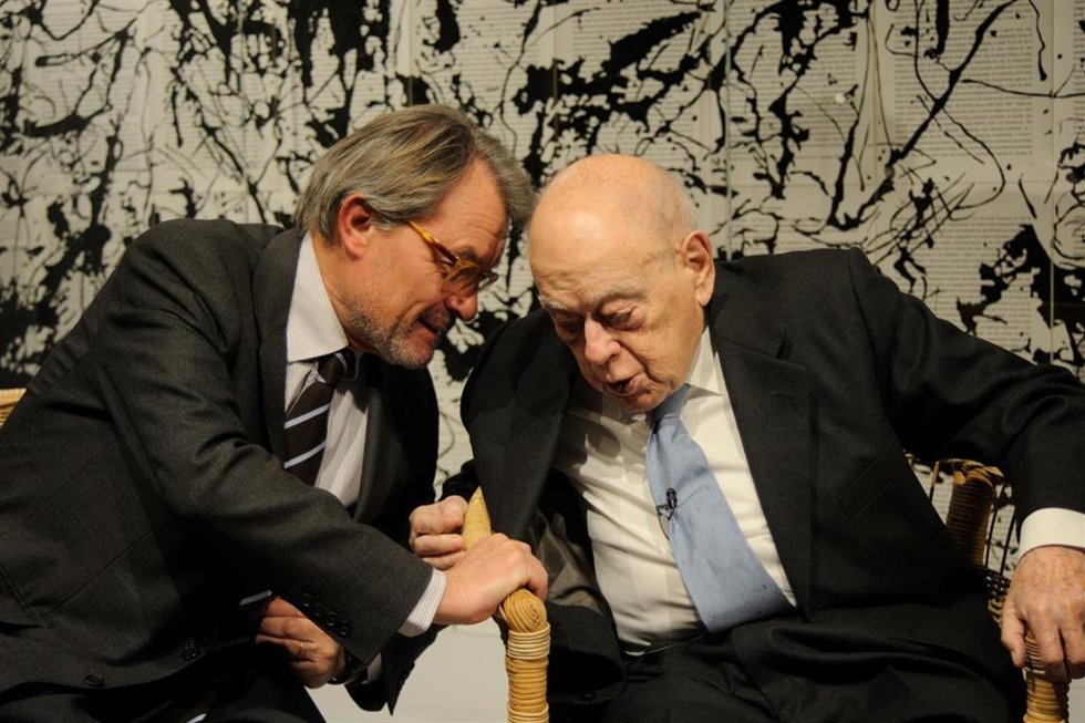 (I-D) Los expresidente de Catalunya Artur Mas y Jordi Pujol durante la presentación de su libro 'Des dels turons a l'altra banda del riu' en la librería On, a 8 de febrero de 2023, en Barcelona, Catalunya (España). 'Des dels turons a l'altra banda del