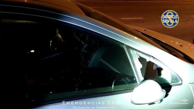 Ventanilla rota del vehículo, en la Avenida de Andalucía, en Sevilla.
