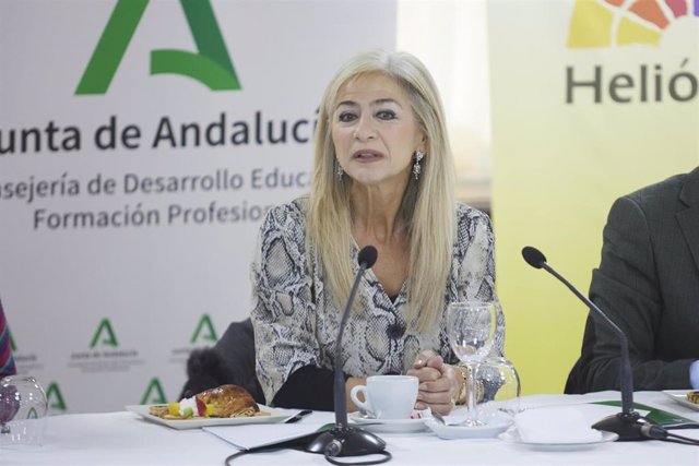 La consejera de Desarrollo Educativo y Formación Profesional de la Junta de Andalucía, Patricia del Pozo, interviene durante la presentación de la propuesta del nuevo currículo que entrará en vigor en el curso 2023/24 en el IES Heliopolis, a 15 de febrero