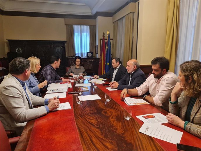 La alcaldesa de Teruel, Emma Buj, y el concejal de Turismo, Javier Domingo, en una reunión con sus homólogos de Calatayud y Tarazona para seguir impulsando el producto turístico Camino de la Vera Cruz en su recorrido por Aragón