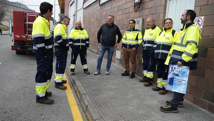 Alejandro Villa, con trabajadores del plan de empleo municipal