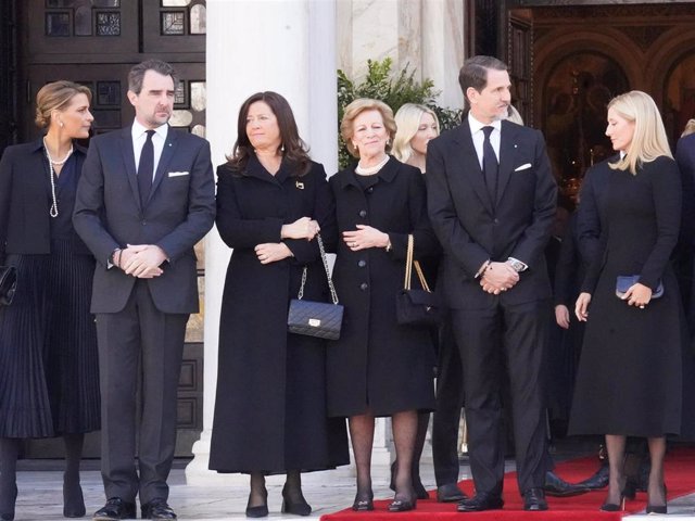 La Reina Ana María, Pablo, Nicolás y Alexia de Grecia, y Marie Chantal y Tatiana Blatnik en el funeral en memoria del Rey Constantino