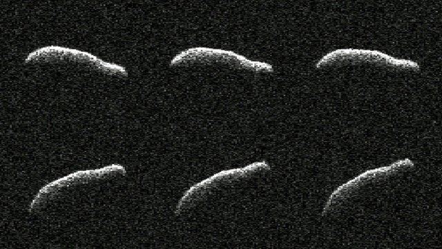 Este collage muestra seis observaciones de radar planetario de 2011 AG5. Con unas dimensiones comparables a las del Empire State Building, 2011 AG5 es uno de los asteroides más alargados observados por radar planetario hasta la fecha.