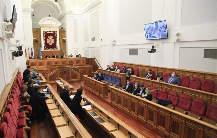 Archivo - Pleno de las Cortes regionales