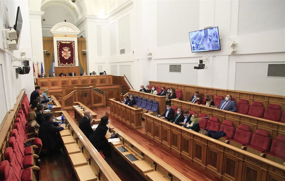 Archivo - Pleno de las Cortes regionales