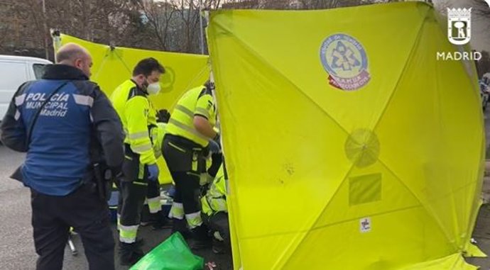 Accidente de un motorista contra un coche en Paseo de la Castellana, 22