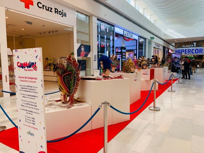 El centro comercial El Faro acoge también durante estos días la 'Exposición y Concurso de gorros de comparsas', en donde el cliente podrá elegir "su gorro favorito".