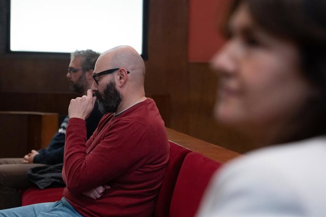 (E-D) Els acusats Andreu P., Isaías H., i la presidenta de Junts, Laura Borràs, durant el judici