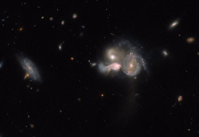 Hubble observa una fusíón galáctica triple