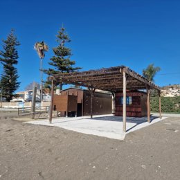 Rincón de la Victoria mejora y reordena el punto accesible de Torre de Benagalbón y gana espacio para el baño