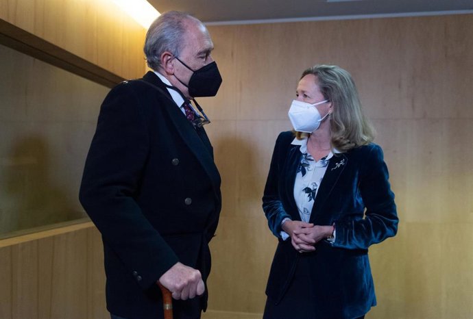 Archivo - El promotor de la campaña 'Soy mayor, no idiota', Carlos San Juan, y la vicepresidenta primera y ministra de Asuntos Económicos y Transformación Digital, Nadia Calviño, en una imagen de archivo