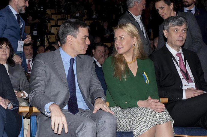 El presidente del Gobierno, Pedro Sánchez y la comisaria europea de Energía Kadri Simson durante la inauguración de la Conferencia Internacional de Energías Renovables SPIREC 2023, en IFEMA de Madrid, a 20 de febrero de 2023, en Madrid (España). El even