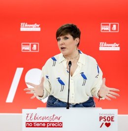 La portavoz del PSOE extremeño, Soraya Vega, en rueda de prensa en Mérida